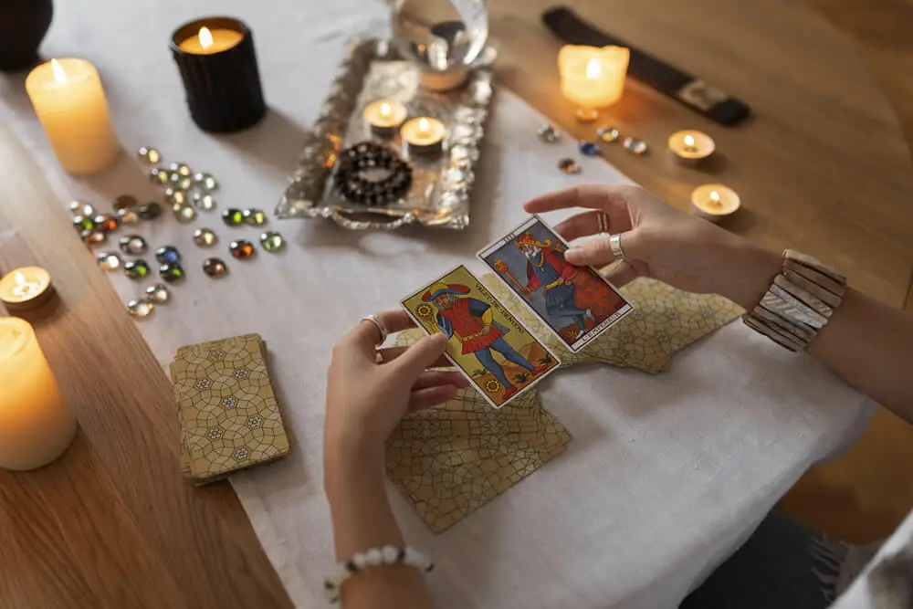 Renkli Çakra Sembolleri ve Tarot Kartları